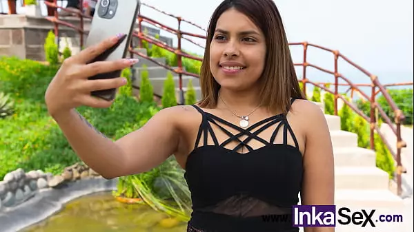 Petite Venezolana Realiza Tiktoks En La Calle, Y Es Abordada Por Morboso Peruano Desconocido