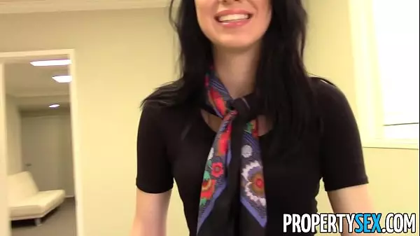 Propertysex - Hermosa Morena Agente De Bienes Raíces En La Oficina En Casa Video De Sexo