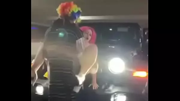Puta De Cabello Rosado Follada En Un Jeep