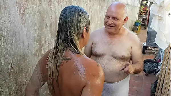 Abuelo Bañando A La Joven Que Conoció En La Playa !!! Paty Butt - Viejo Abuelo - El Toro De Oro