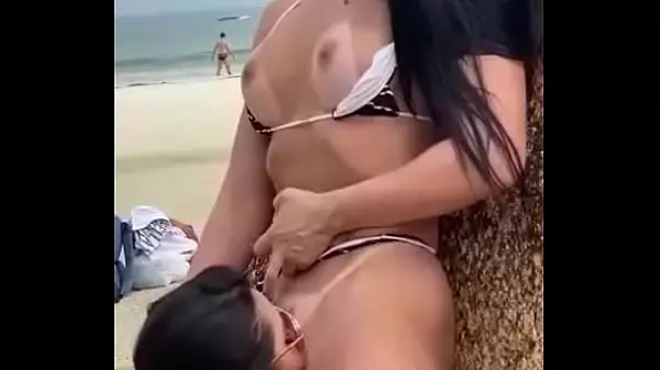 Dos Tesudas Atrapando En Público En La Playa