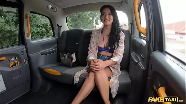 Fake Taxi Bikini Babe Asia Vargas Se Desnuda En La Parte Trasera Del Taxi Para Deleite De Los Conductores