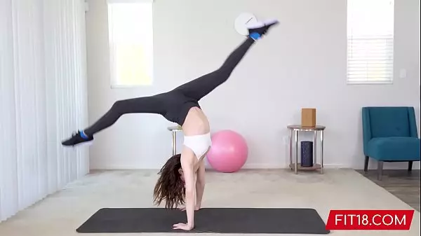 Fit18 - Aliya Brynn - 50Kg - Casting A Una Pequeña Bailarina Flexible Y Cachonda