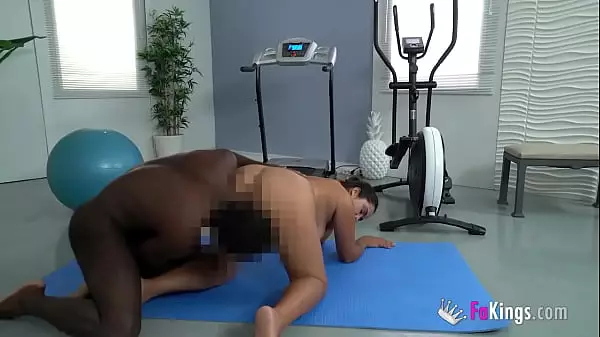 Gordita Latina Seduce Y Se Cepilla A Su Personal Trainer Negro