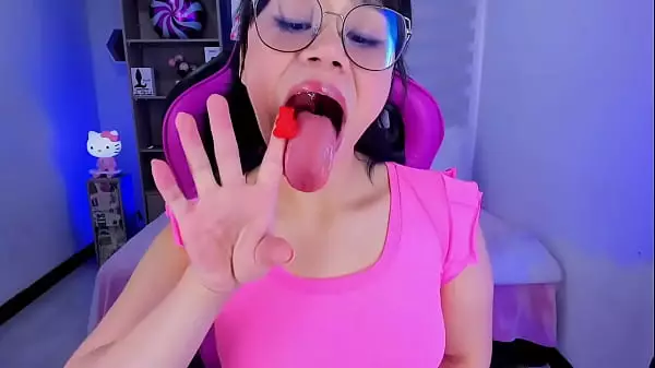 Lila Jordan Gummy Jugando