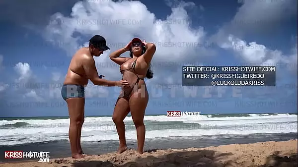 Los Machos Se Ponen Duros En La Playa Por El Diminuto Bikini De Kriss Hotwife Que Deja Todo El Coño Fuera