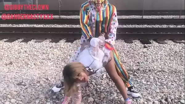Payaso Se Folla A Una Chica En Las Vías Del Tren