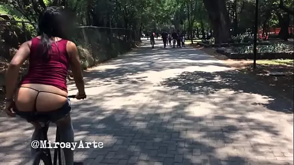 Putita Chilanga Montada En Bicicleta Va Mostrando El Culo. Universitarios La Ven. Bosque De Chapultepec 1. Exhibicionismo